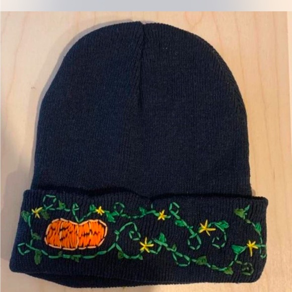 Hand embroidered pumpkin beanie - Picture 3 of 3